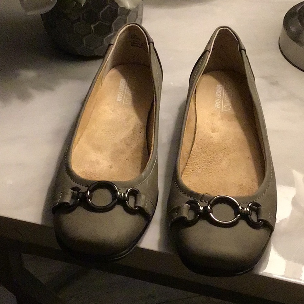 Aero cushion memory foam flats 8.5